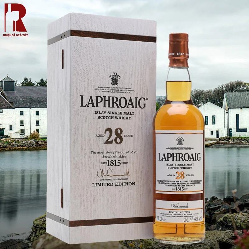 Laphroaig 28 năm là phiên bản giới hạn phát hành năm 2018, mang đến vị rượu tinh tế và phức tạp