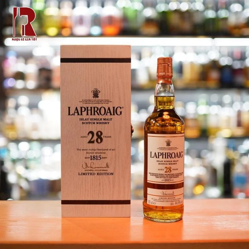 Laphroaig 28 năm nổi tiếng với hương vị khói đặc trưng và rượu màu hổ phách quý phái