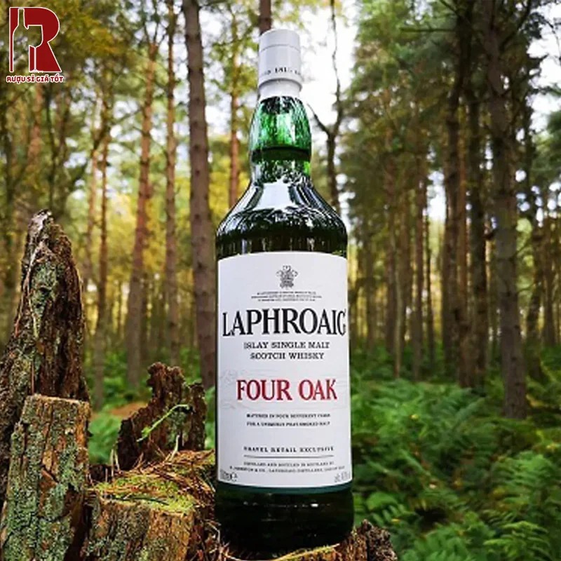 Laphroaig Four Oak có hương thơm từ hoa cỏ và các loại trái cây