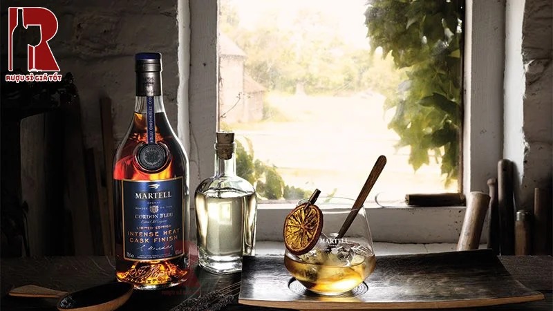 Martell Cordon Bleu Intense Heat Cask Finish có màu vàng đồng màu hổ phách trong suốt, mạnh mẽ và quyền lực