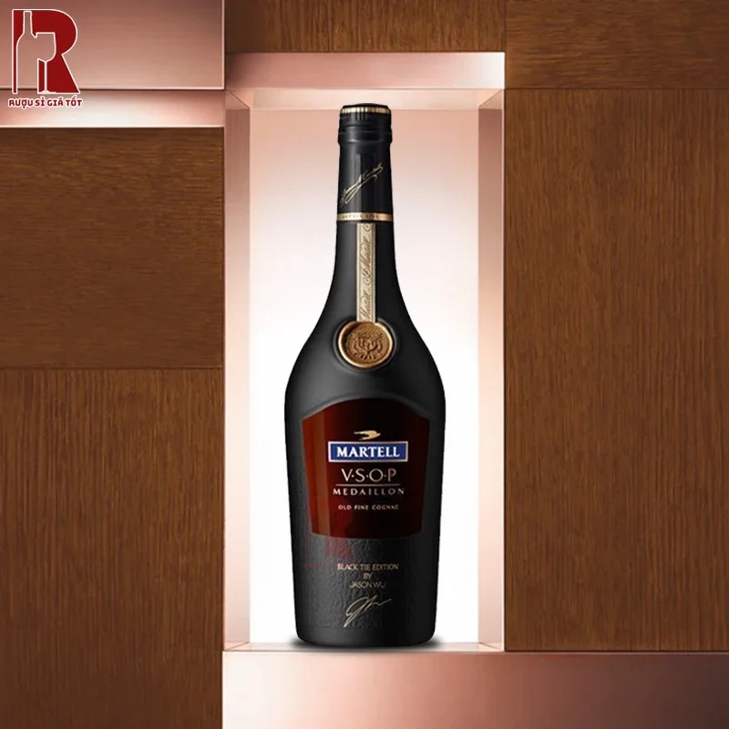 Martell VSOP Black Tie Edition với thời gian ủ rượu lên đến 8 năm sẽ đem đến vị rượu thanh lịch và đậm đà