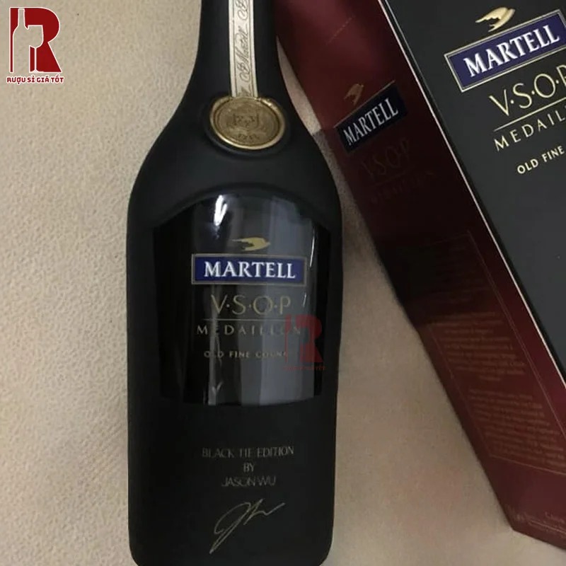 Martell VSOP Black Tie Edition nên được uống không để giữ hương vị rượu nguyên bản