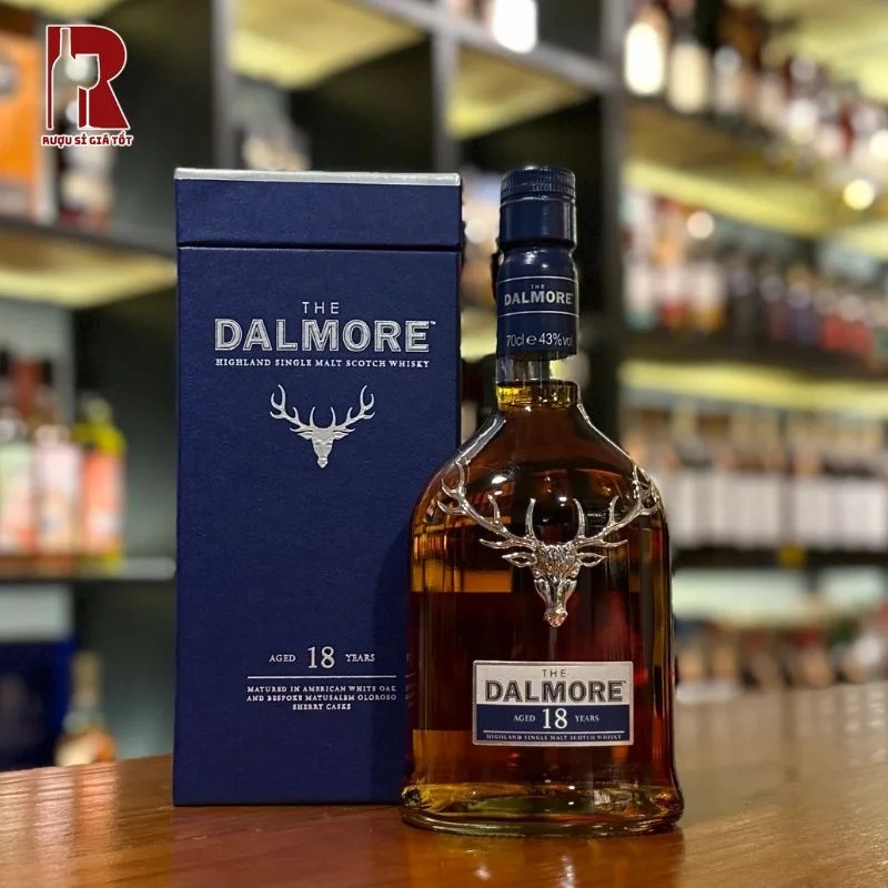 Rượu Dalmore 18 Year Old nên được uống nguyên chất với ly Glencairn nhằm tập trung hương thơm lên mũi