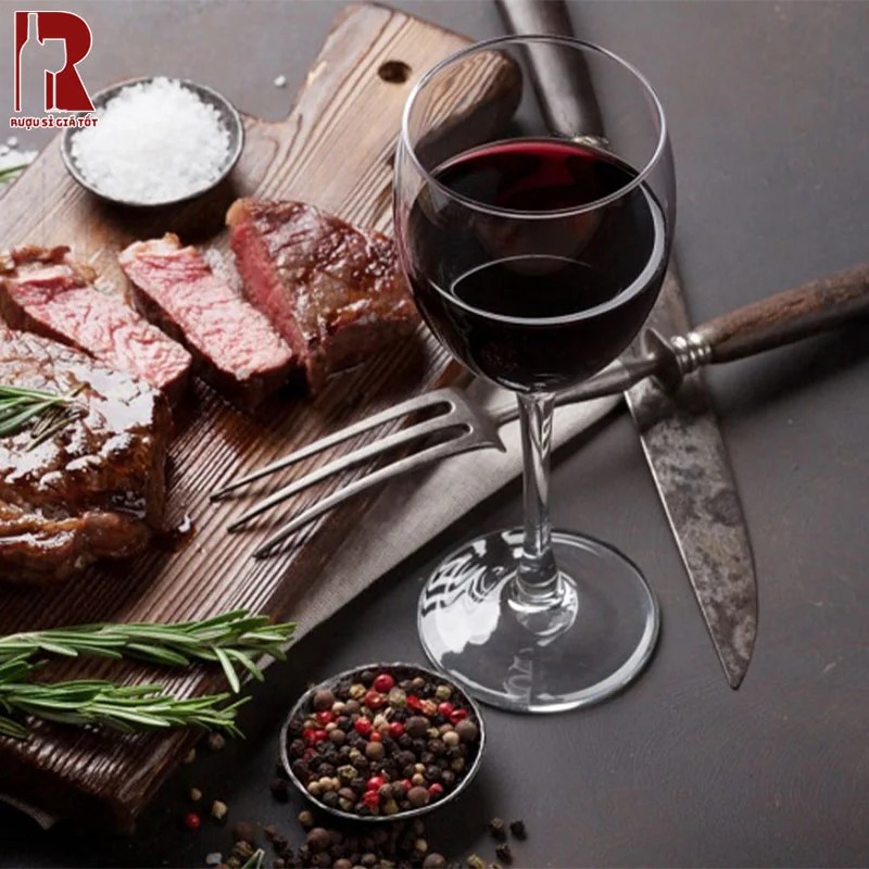 Rượu vang K3 hợp với các món ăn đậm vị như bò hầm, steak