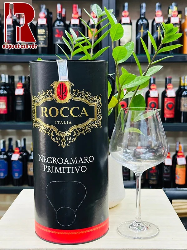 Rượu Vang Bịch Ý Rocca Negroamaro Primitivo mang đến hương thơm của hoa tươi, hoa anh đào
