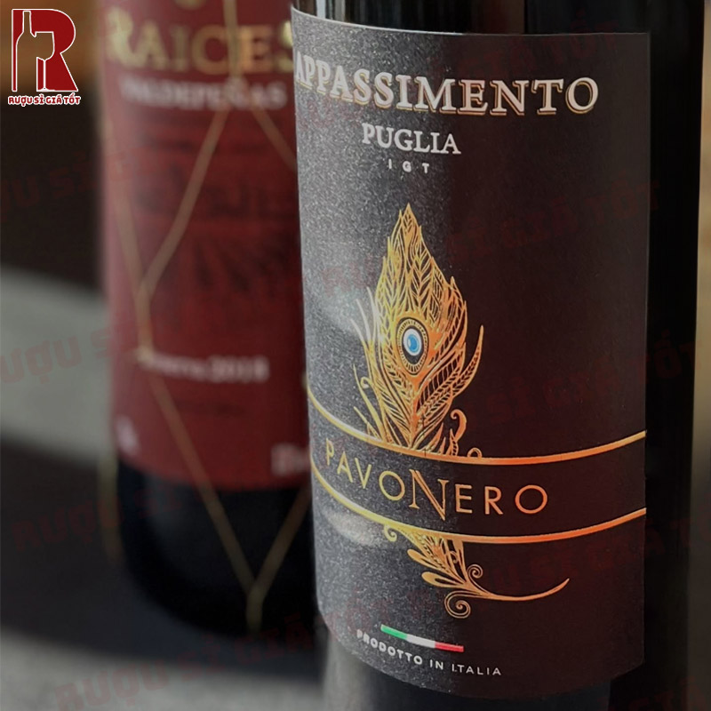 Pavo Nero Appassimento Puglia IGT với sự hòa trộn hoàn hảo từ các giống nho đã đem đến vị rượu cân bằng, êm ái