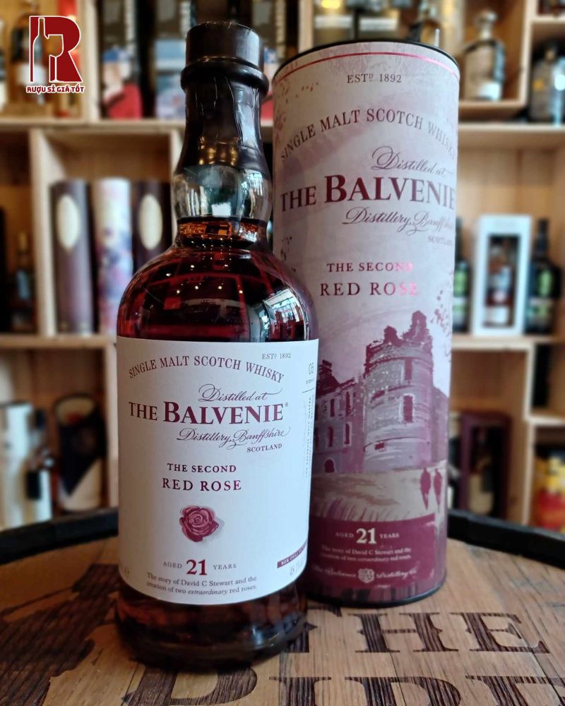 Balvenie 21 The Second Red Rose sở hữu màu rượu hổ phách sang trọng và quyền lực