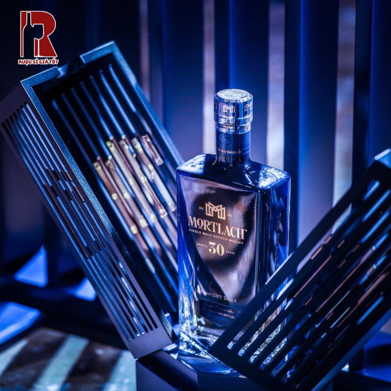 Mortlach 30 Midnight Malt mang đến sự kết hợp hoàn hảo của quá trình ủ rượu cổ điển và sự sáng tạo hiện đại