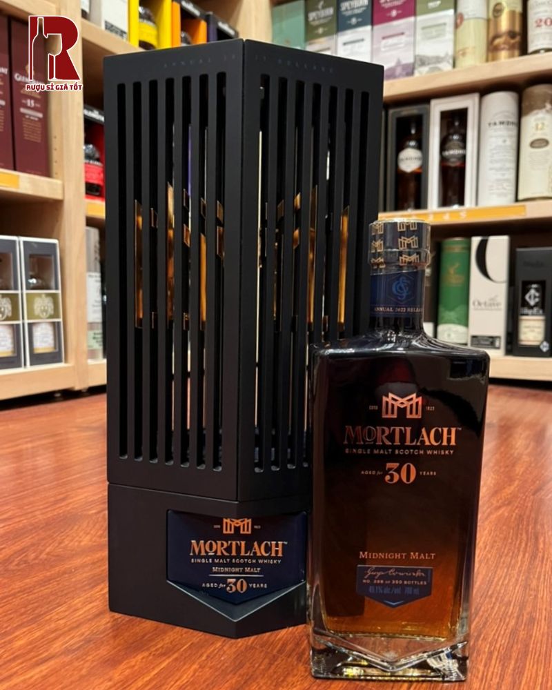 Mortlach 30 Midnight Malt mang đến các tầng hương vị đậm đà, ấm áp và sâu lắng