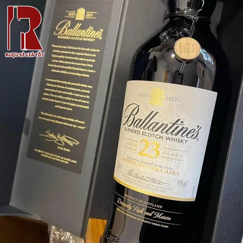 Rượu Ballantine's 23 năm nên được dùng trong ly tumbler hoặc Old Fashioned để tập trung mùi hương