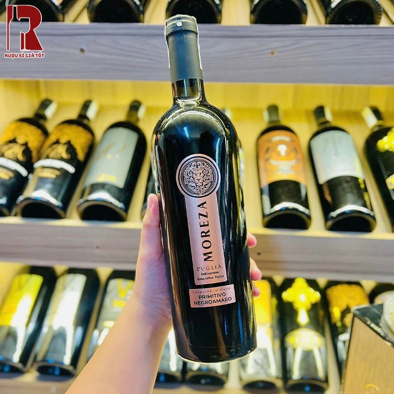 Rượu Vang Ý Đỏ Moreza mang đến hương thơm đậm đà của trái cây đen và vị chát mềm mại
