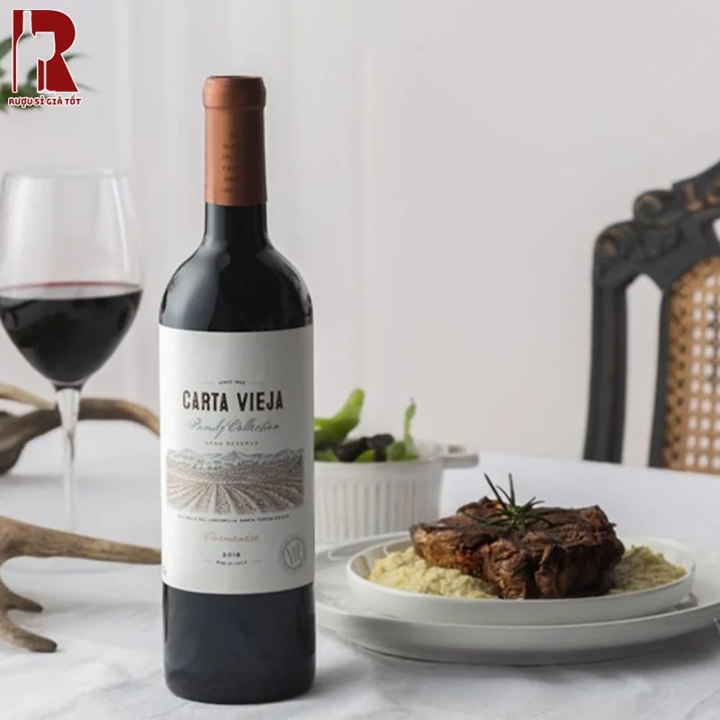 Carta Vieja Gran Reserva Cabernet Sauvignon có màu đỏ tím quyến rũ và huyền bí