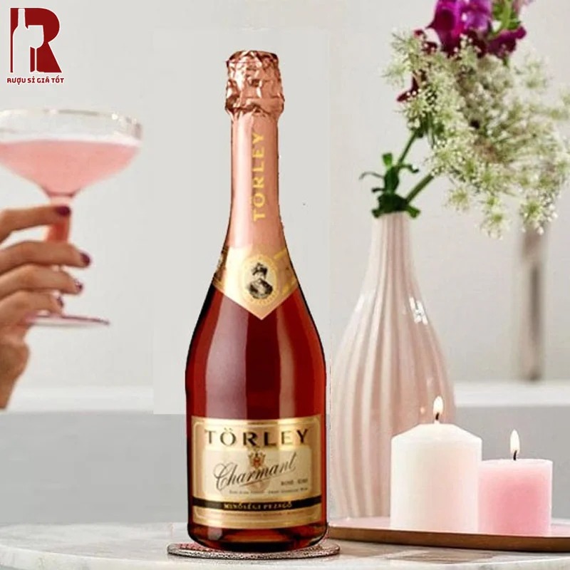 Rượu vang nổ Torley Charmant Rose có vị thơm phảng phất của nhiều loại trái cây nhiệt đới