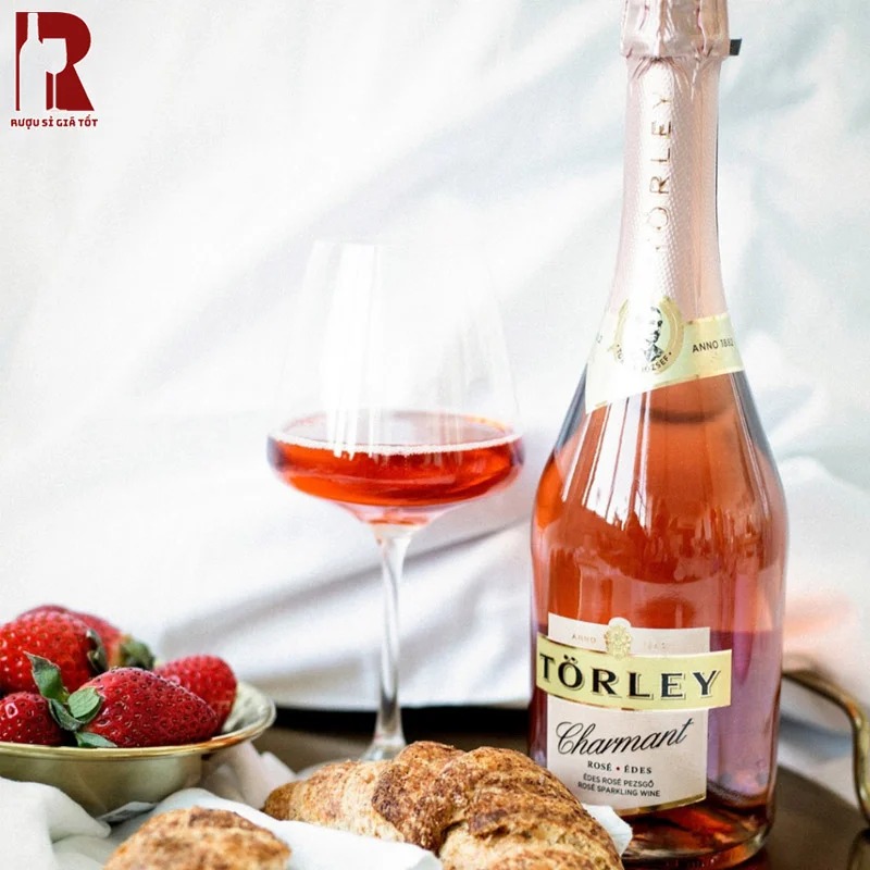 Rượu vang nổ Torley Charmant Rose mang đến màu rượu hồng đậm lãng mạn và nồng nàn