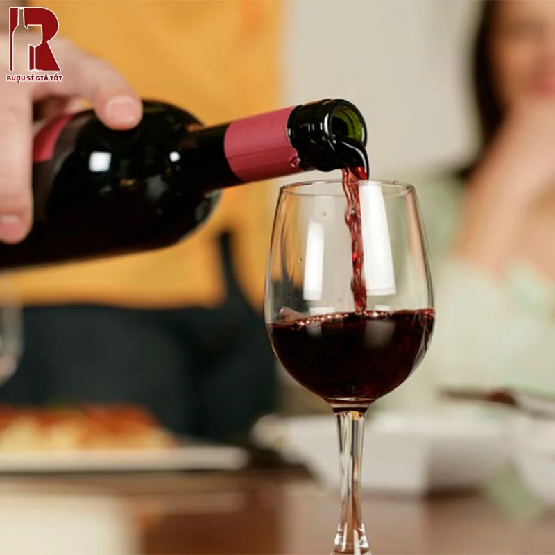 Vang Terre Di Angelo sở hữu vị rượu êm dịu và mềm mại, cùng chút vị chua cân bằng