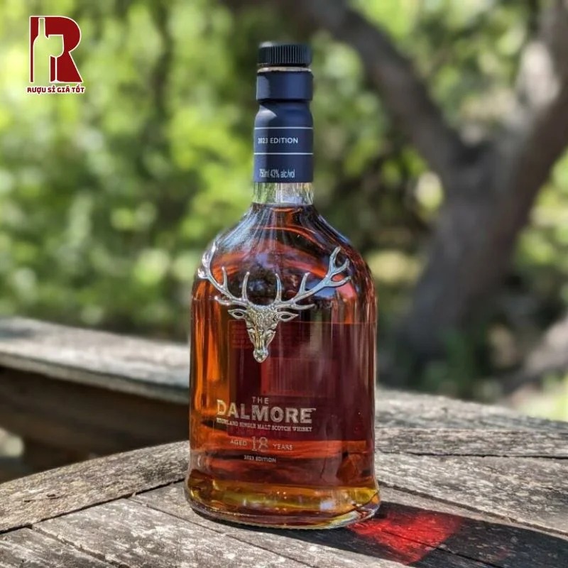 Rượu Dalmore 18 Year Old được ủ trong các thùng gỗ sồi trắng Mỹ ex-Bourbon và thùng sherry Matusalem Oloroso