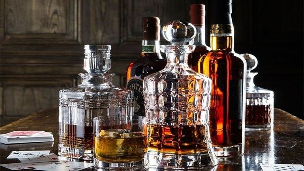 Rượu Whisky là một loại rượu mạnh được chưng cất từ ngũ cốc