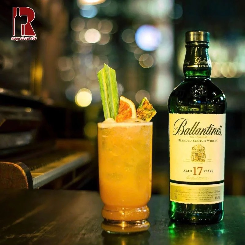 Rượu Ballantine's 17 Years Old được pha trộn giữa whisky mạch nha và ngũ cốc, đem đến vị rượu độc đáo