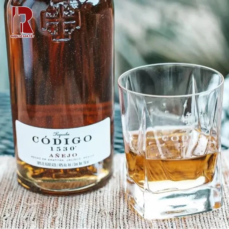 Código 1530 Añejo nên được uống nguyên chất hoặc thêm vài viên đá lạnh để làm dịu độ mạnh