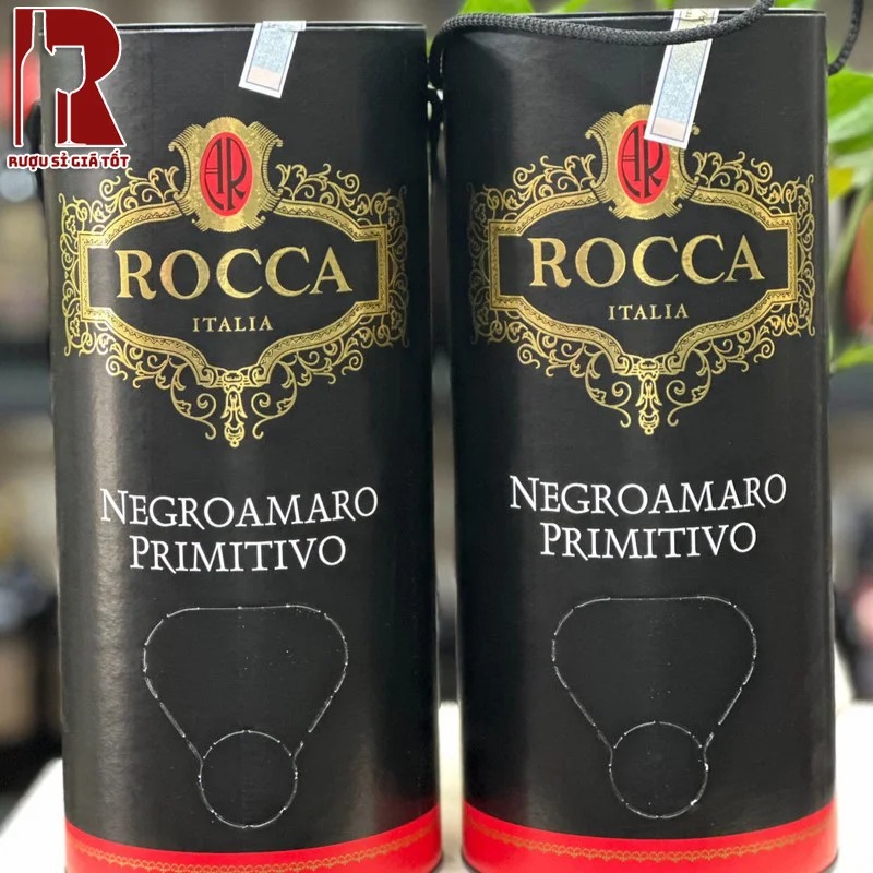Rượu Vang Bịch Ý Rocca Negroamaro Primitivo có màu đỏ đậm quyến rũ cùng hương thơm phong phú