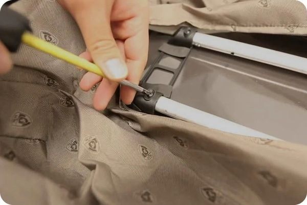 cần kéo vali bị kẹt