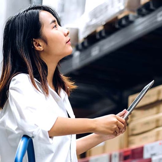 Thanh toán chi phí mặt bằng, nhân viên