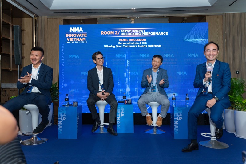Anh Huỳnh Lâm Hồ, Co-Founder & CEO Haravan cùng các chuyên gia tại phòng 2 của sự kiện