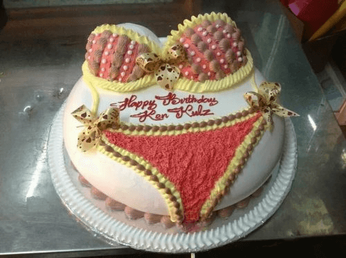 Hình hình ảnh cái bánh sinh nhật với cỗ nội y siêu bựa giành cho những bạn nữ mến lên đường biển