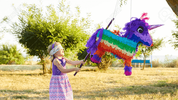 Phải bịt mắt để đập vỡ Pinata nhé