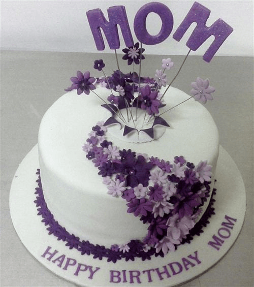 Bức hình chiếc bánh sinh nhật mẹ yêu với gam màu tím và trắng