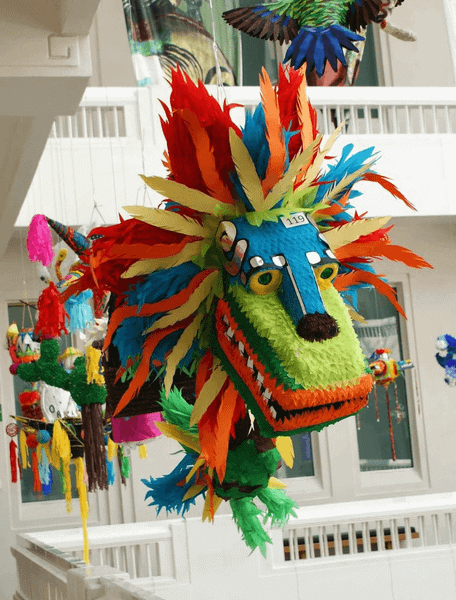 Pinata được trang trí rực rỡ với rất nhiều hình dạng