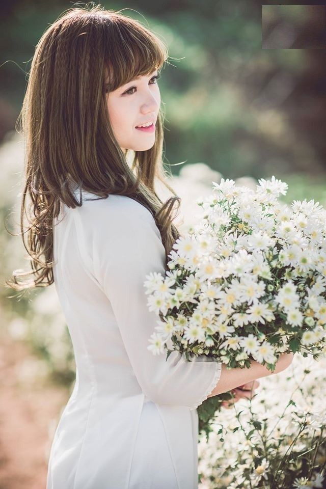 10 cách phối đồ cực cool cho các cô gái khi chụp ảnh với hoa cúc họa mi |  Aphoto