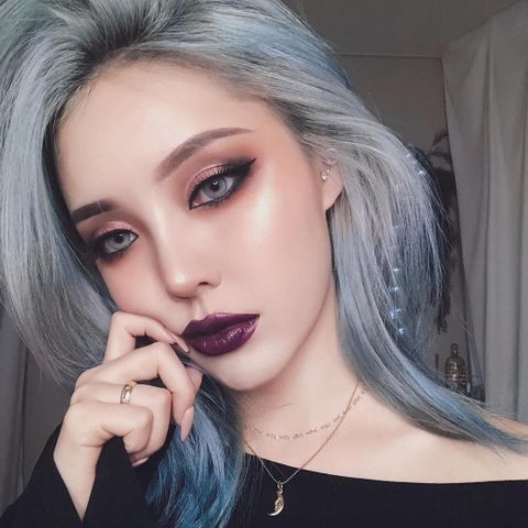 Dark Elegance: Bước Điểm Nhấn Cho Phong Cách Trang Điểm Ma Mị