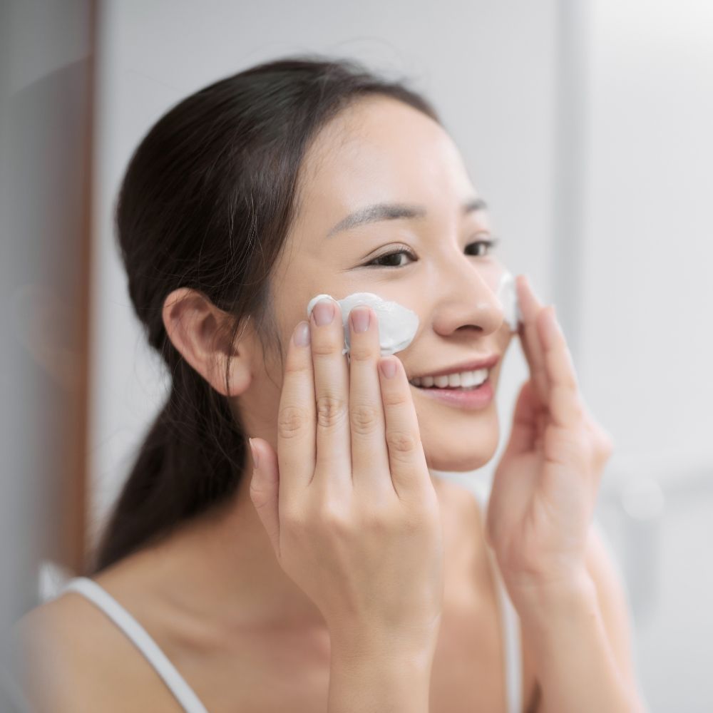 Dùng sửa rửa mặt tùy thuộc vào loại da và nhu cầu chăm sóc da của bạn
