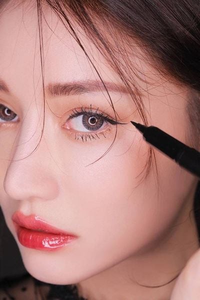 Bút kẻ mắt giúp đôi mắt trở nên sâu và cuốn hút hơn