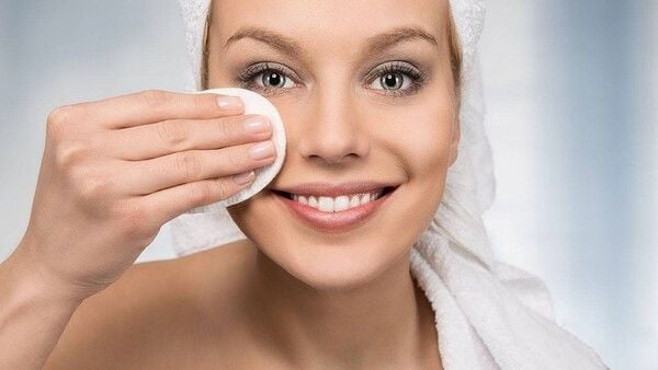 Cần làm sạch da trước khi dùng da trước khi lột mụn