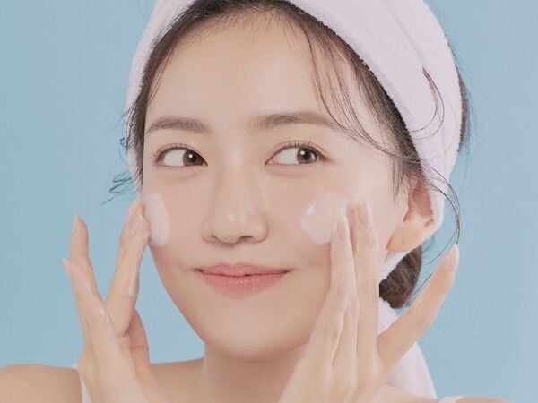 Chọn loại kem trị mụn trắng da phù hợp không dễ dàng