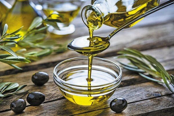 Olive oil contains antioxidants and oleic acid