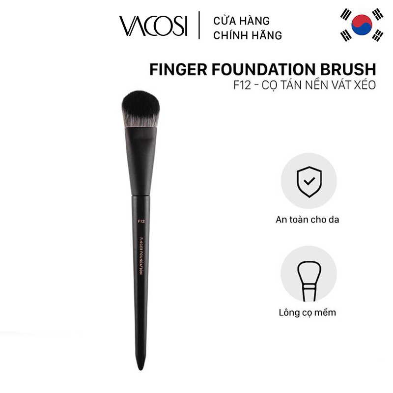 Cọ Tán Nền Vát Xéo Vacosi Finger Foundation Brush - F12 là cọ trang điểm đến từ thương hiệu Vacosi có thiết kế đầu cọ vát xéo, phần lông cọ được làm bằng sợi tổng hợp mềm mại giúp bạn dễ dàng tán kem nền nhanh và chính xác, phù hợp với cả những vùng khó tán như hốc mắt, khóe miệng.  ***Thế Giới Skinfood là đại lý phân phối chính thức thương hiệu Vacosi tại Việt Nam.    • Đặc trưng:  Cọ Tán Nền Vát Xéo Vacosi Finger Foundation Brush - F12 hiện đã có tại Thế giới Skinfood có những đặc trưng nổi bật như sau:  - Đầu cọ vát xéo nhẹ giúp tán nền và phủ phấn tốt, phù hợp để tán nền những khu vực như hốc mắt, khóe miệng.  - Hình dạng đầu cọ bo tròn, giúp lấy lượng kem vừa đủ, tán nhanh và chính xác.  - Lông cọ mềm và đều, giúp lớp nền mỏng nhẹ tự nhiên mà không gây cảm giác khó chịu.  - Cọ được làm từ sợi lông tổng hợp, rất mềm mại có thể sử dụng với nền kem hay lỏng.  - Lớp nền trên da của bạn được phủ tối đa, đúng tone màu, che khuyết điểm tốt và mịn màng hơn so với việc không dùng cọ.  - Dùng với sản phẩm: dạng lỏng (liquid), dạng kem (cream).  - Cho hiệu ứng căng bóng tự nhiên không tạo vệt.  • Hướng dẫn sử dụng: Sử dụng cọ cho mặt, dùng để tán kem nền.    • Thương hiệu: Vacosi  VACOSI là thương hiệu mỹ phảm trang điểm đến từ Hàn Quốc, Vacosi luôn biết cách tạo ra sự khác biệt, luôn cải tiến cập nhật xu hướng để đáp ứng nhu cầu của khách hàng hiện đại, đặc biệt là những Makeup Artist chuyên nghiệp, sở hữu các sản phẩm chất lượng tốt ở mức giá tầm trung. Với mong muốn hướng đến việc làm đẹp cho tất cả mọi người dựa trên sự tin tưởng và cam kết lâu dài, góp phần vào việc phát triển nền công nghiệp trang điểm tiên tiến.  • Xuất xứ thương hiệu: Hàn Quốc.  • Sản xuất tại: Trung Quốc.  • Số lượng: 1 cái.