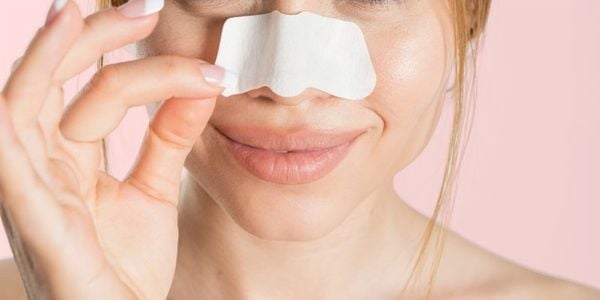 Lột mụn giúp làm sạch bề mặt và thông thoáng da