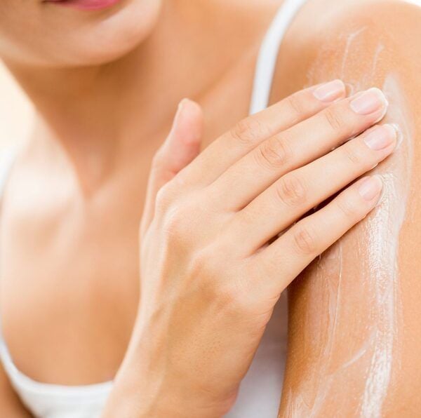 Chọn các loại kem dưỡng có chứa thành phần làm sáng, cấp ẩm cho da