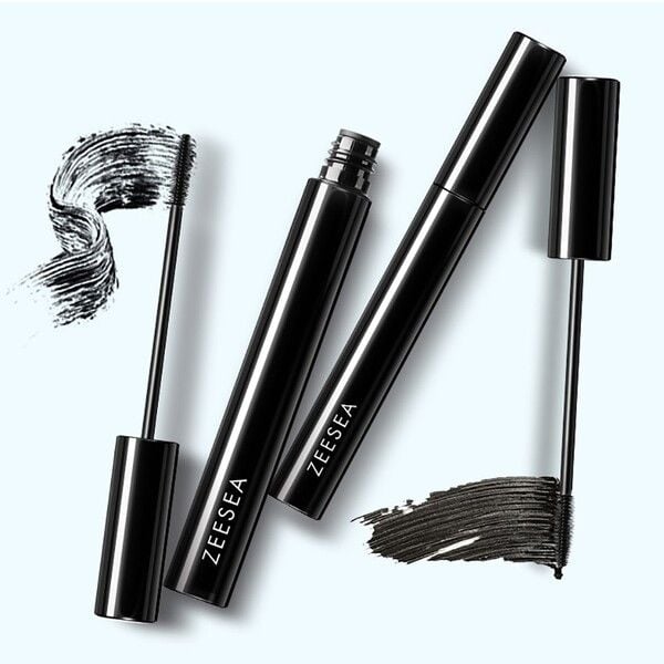 Mascara khiến mi dài và cong tự nhiên