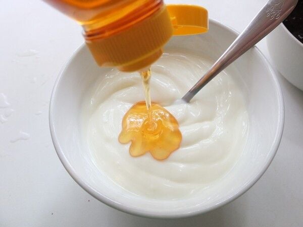 Mật ong với sữa chua giúp cải thiện môi khô, nứt nẻ