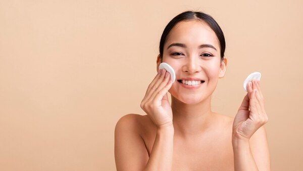 Nước cân bằng da giúp lấy đi bụi bẩn trên da