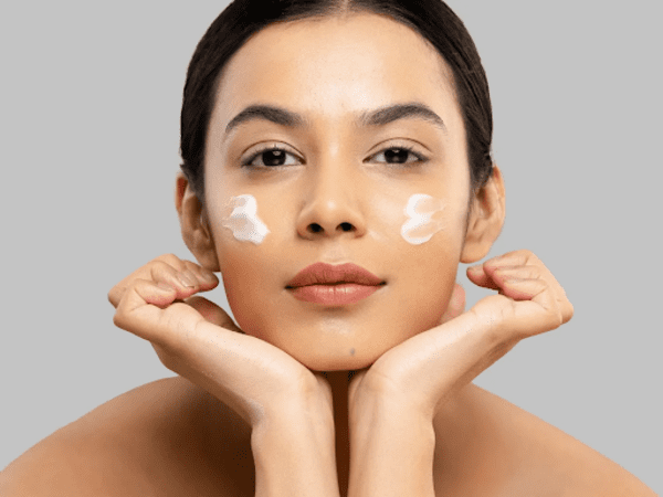 Sử dụng lượng kem chống nắng đủ cho da mặt và cổ