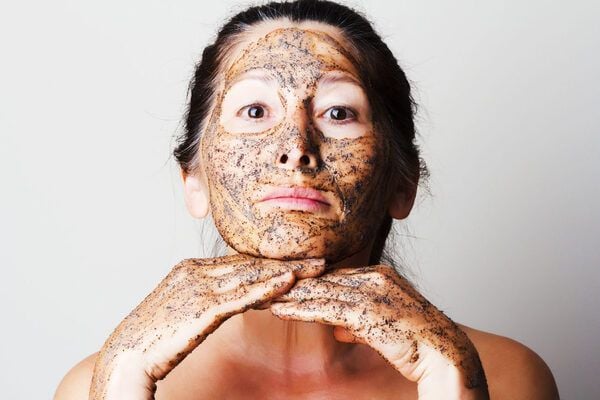 Sử dụng mặt nạ cám gạo và bột cà phê để cải thiện làn da