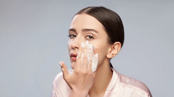 Sữa rửa mặt cho da hỗn hợp giúp cân bằng các vùng da trên gương mặt