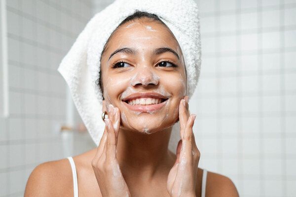 Tẩy da chết giúp loại bỏ các tế bào chết và tái tạo da mới