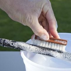 vệ sinh ty cầm gậy golf bằng xà phồng nhẹ