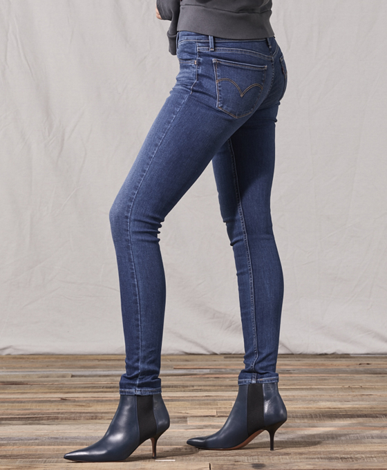 SUPER SKINNY LEG 710 SUPER SKINNY • Cạp cao vừa • Ông sát từ hông đến đùi • Ống quần dưới bó sát
